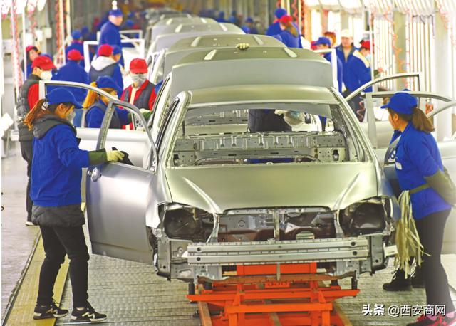 2018年12月6日,工人在比亚迪3系装配生产线上作业 记者 袁景智摄
