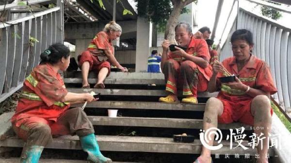 这组“城市美容师”照片,让当兵15年的重庆硬汉哽咽 这组“城市美容师”照片,让当兵15年的重庆硬汉哽咽