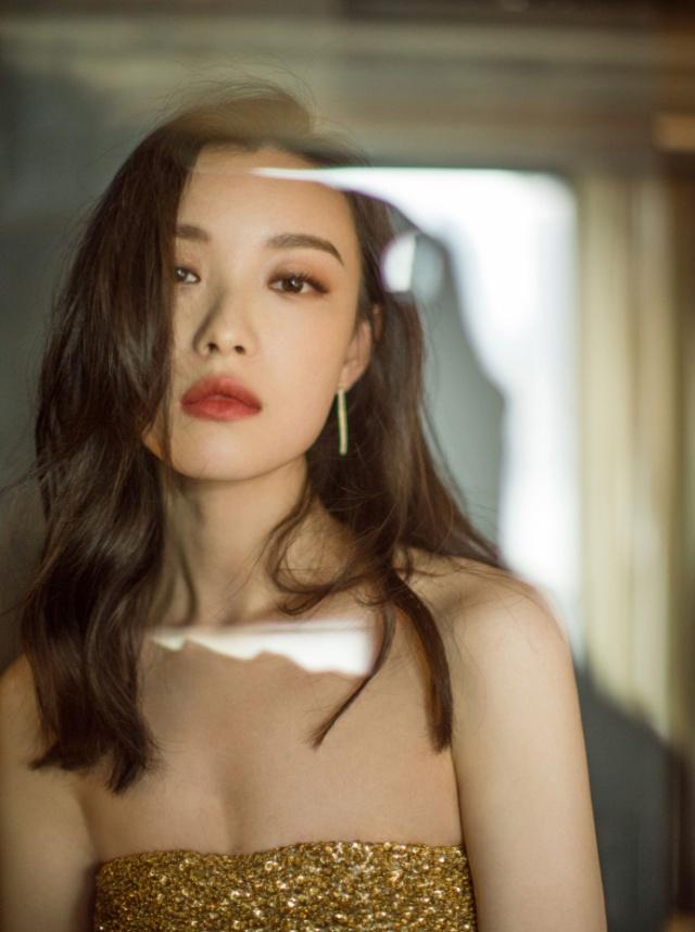 看完造型大片,我们再跟随倪妮前往活动现场,看看现场照,充斥着金闪闪