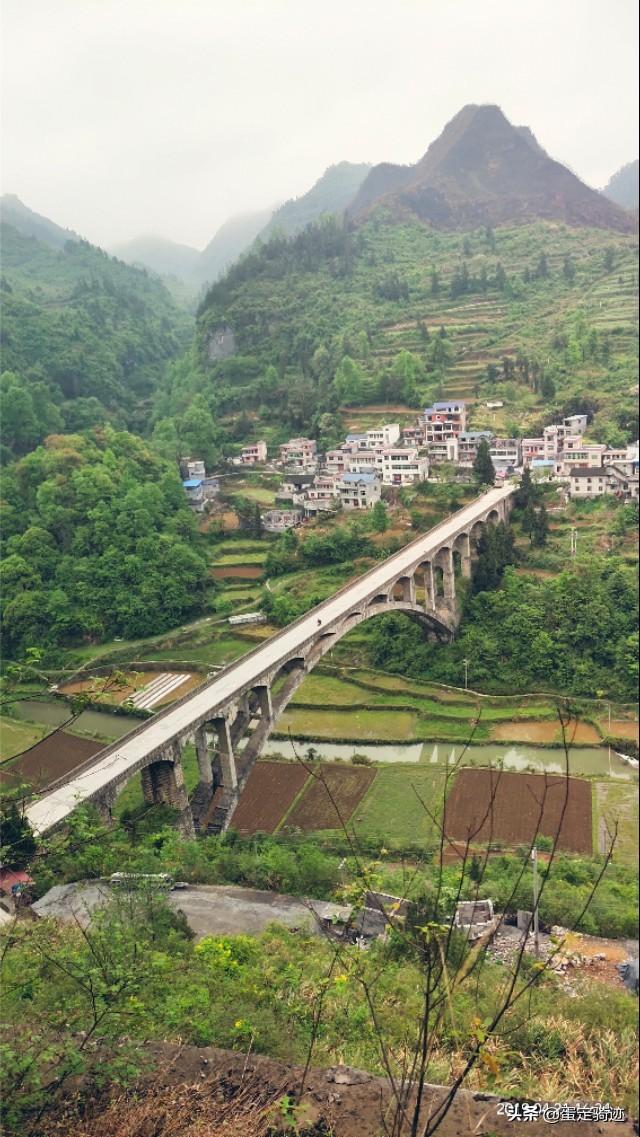 乌巢河大桥是一座石桥,是通往川黔的要道.