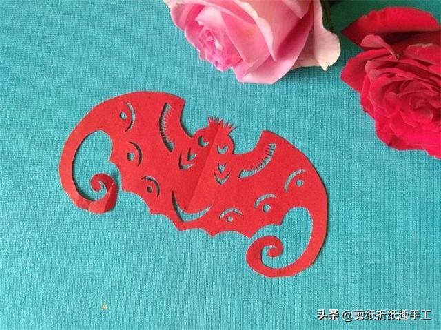 剪纸图解教程:"蝠"到即"福"到,想求"福",来剪个蝙蝠吧