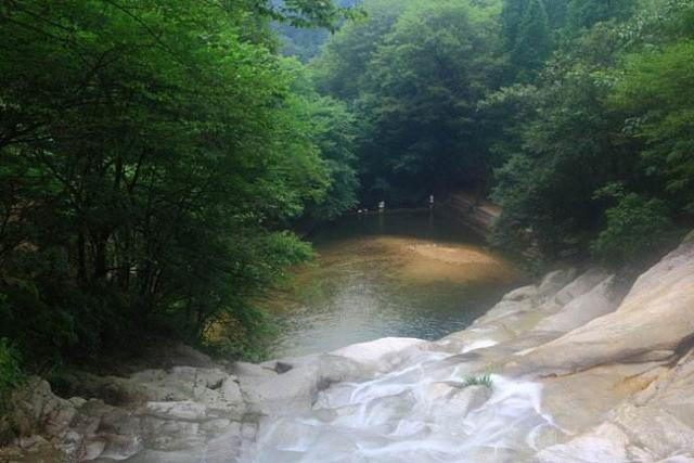 信阳鸡公山风景区内,藏着一绝美的景点,岳飞庙遗址坐落于此