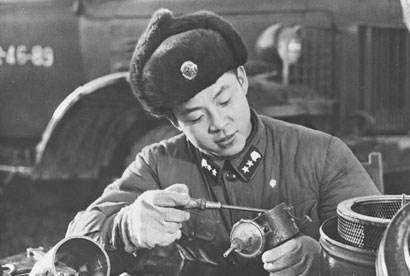 老连长揭秘雷锋当年车祸没救活的原因,真相让众人内心难以平复! 老葡京赌场