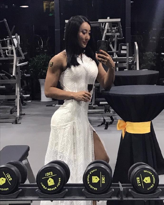 第一个全场冠军,同时也是中国女子运动员第一次取得ifbb(国际健美联合