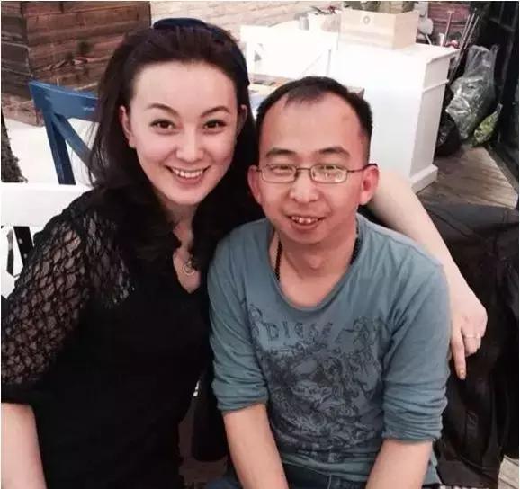 他是中国最丑男星, 演技不输黄渤, 妻子美的让人嫉妒