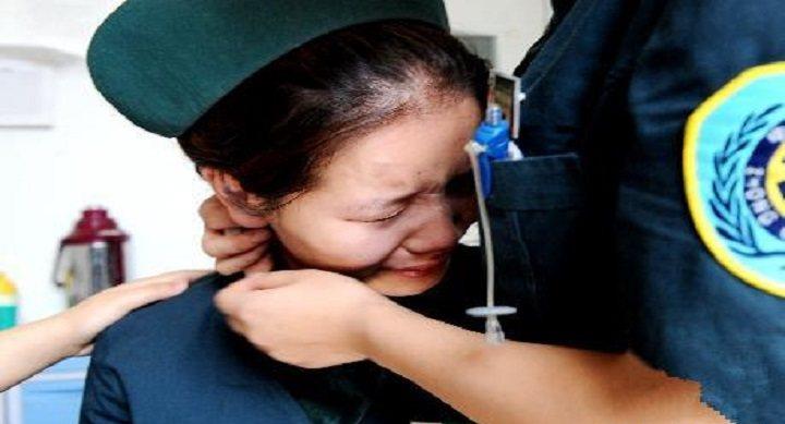 宝妈剖腹生产,外面却只有5岁女儿在等待,女孩一句话,护士哭了