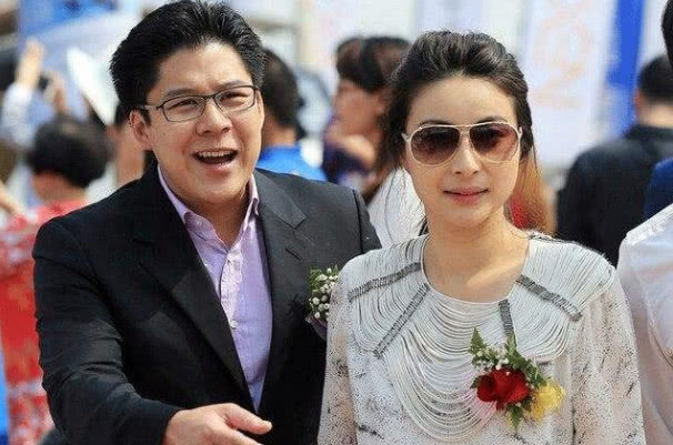 郭晶晶现身活动,一片红斑引关注,网友感慨:容貌气质变化真大!