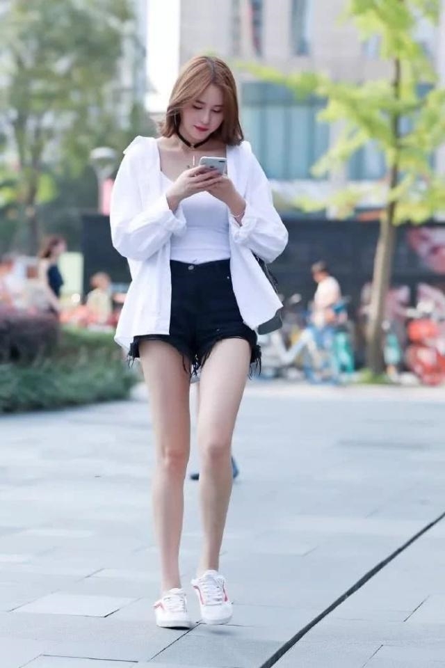 路人街拍,黑色牛仔热裤穿着很显腿长,真是美成小妖精了 澳门威尼斯赌场