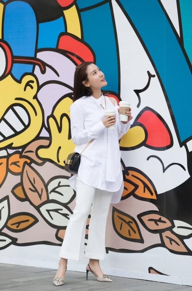 路人街拍,美女白色的穿搭更显高雅气质,彰显自信女人的魅力风采 bwin中国