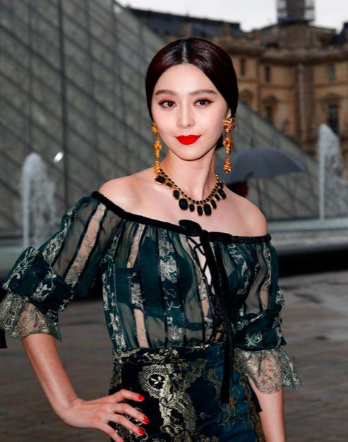 范冰冰现身国外,衣着华丽全身都散发着壕气,真像贵族王妃一样 pp电子游戏平台