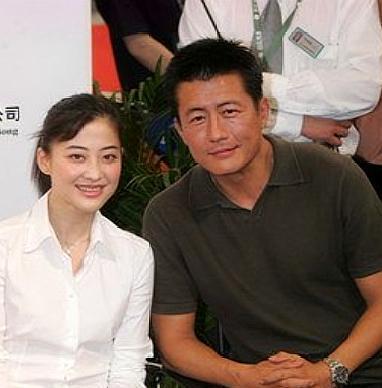 他是硬汉高曙光,两任妻子颜值有很大差距,女儿名字是他一生的痛 ag真人接口