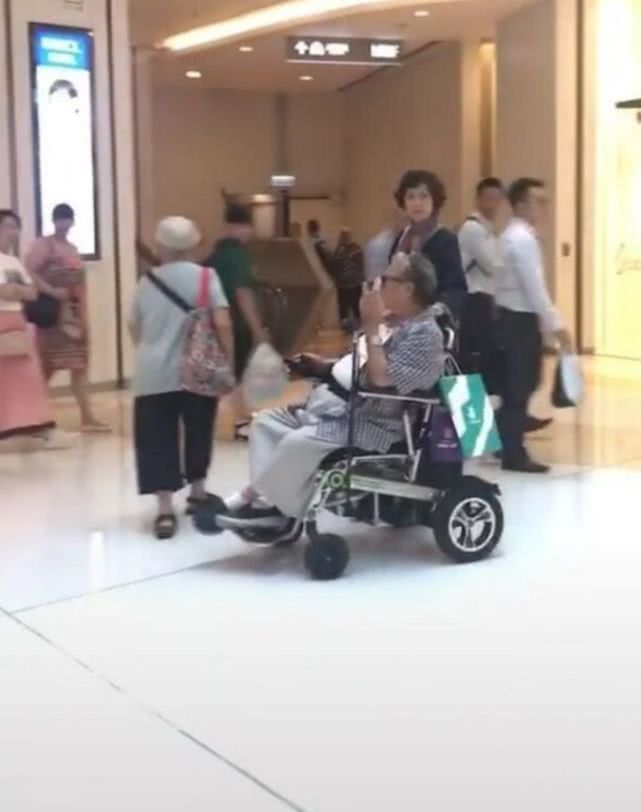 年近7旬的洪金宝,坐电动轮椅逛商场,妻子高丽虹陪伴左右 pt电子游戏技巧