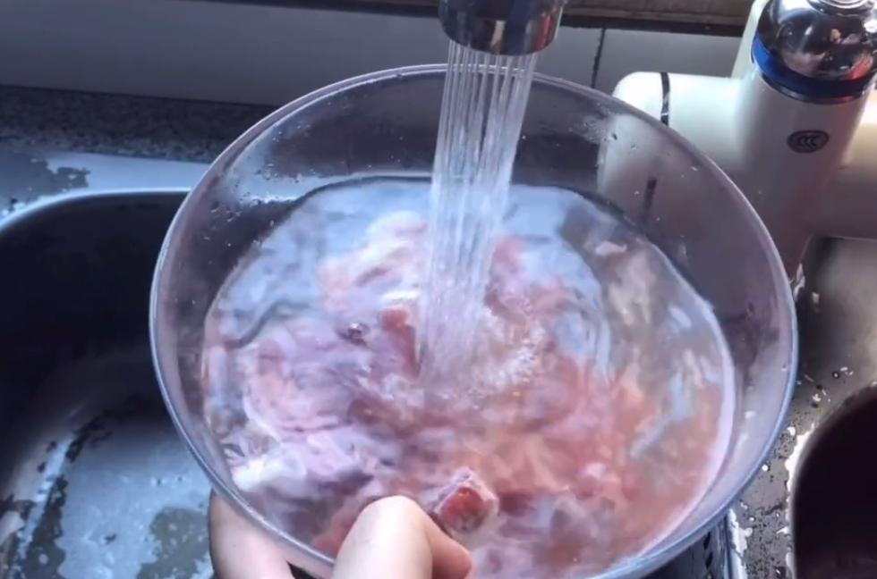 不管炖煮什么肉,不要直接放锅里焯水,做出来的肉又柴又腥 日博官方网站