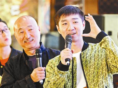 陈佩斯与儿子合照曝光,儿子长相一言难尽,网友:一个模子刻出来 og视讯