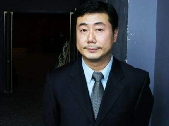 他曾是央视主持人,被拘捕刚出狱又被妻女告家暴,如今活成这样 亿万先生手机版客户端