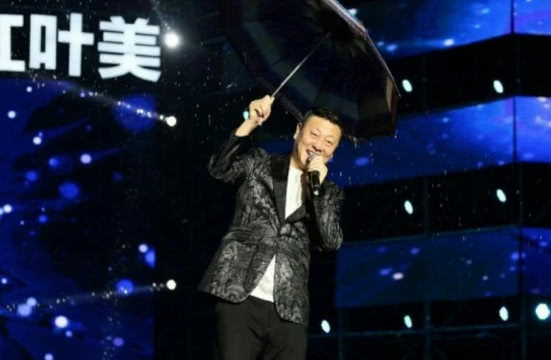 韩磊演出时突然摔倒,一个后空翻让粉丝夸赞身手敏捷! 盈丰国际平台官网