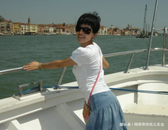 那么多央视女主持嫁入豪门,而她却嫁给同行,如今生活让人羡慕 mg注册网站