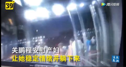 这辆警车在拥挤处逆行、硬挤车道……网友却说:赞! bt365网址