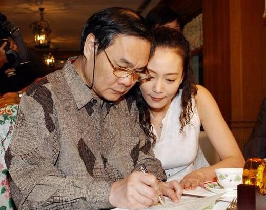 她是演员刘雪华,嫁给大13岁老公邓育昆,如今60岁风韵犹存 百乐宫官网