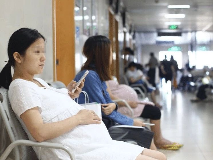 妻子生孩子难产,门外丈夫塞张纸条,孩子顺利出生,众人夸妙计 云顶网上赌场