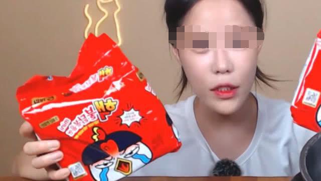 小姐姐煮了十包火鸡面,刚吃了一小口,却被网友发现了“猫腻” 盈丰娱乐注册