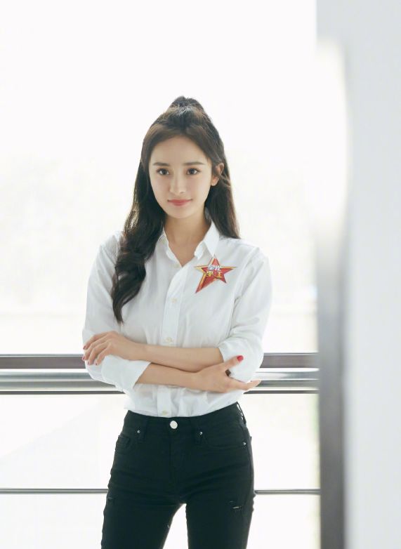 杨幂亮相公益活动,白衬衫搭黑裤子也能美翻天,这身材越来越好了 亚洲亚洲通