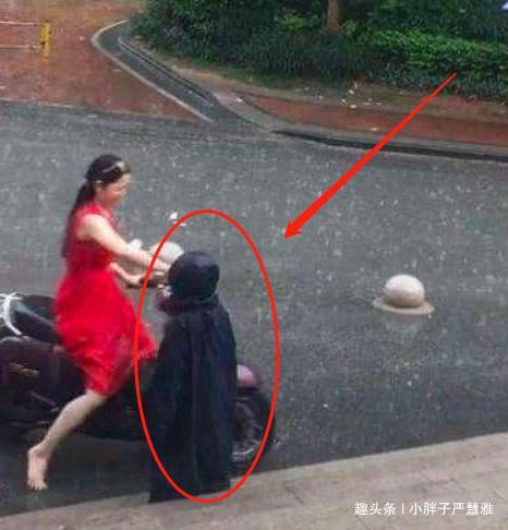 大雨中的妈妈,对孩子的举动,让人泪目:为母则刚 亚洲通平台