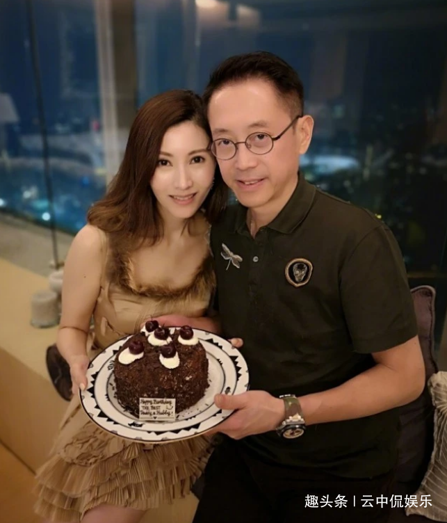 49岁李嘉欣与老公球场浪漫嬉戏,年过半百超近镜头皮肤细腻白净! 网赌fg电子