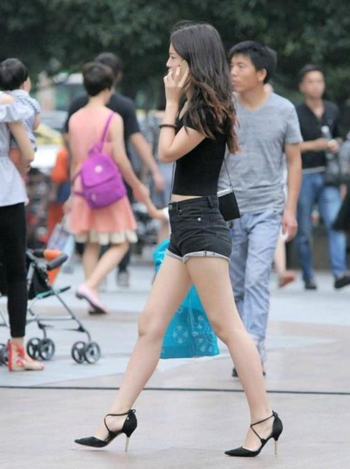 街拍:小姐姐休闲的西装搭配上微喇叭的西装裤,显得靓丽又有魅力 兴发娱乐官网登陆