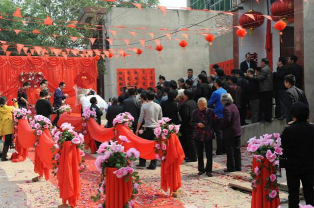 女儿办满月酒,娘家都没来人,婆婆送份大礼 金沙城娱乐官方平台