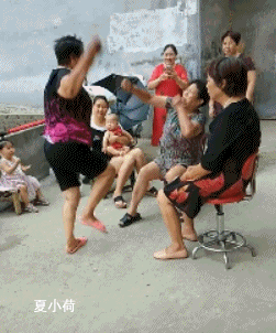 搞笑GIF趣图:第一次带女朋友回老家,她就喜欢上了我家的猪! 百家乐下载app