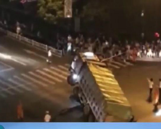 惊险时刻!货车行驶途中遭遇路面坍塌陷入深坑,幸无人员伤亡 凯发电游送21