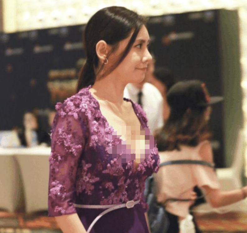 40岁秋瓷炫穿开叉长裙,秀出一双美腿,身姿婀娜迷倒万千宅男 太阳城真人真钱网址