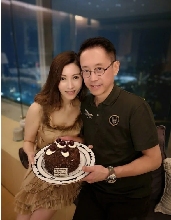 49岁李嘉欣分享近照,私人果园玩得开心,手拿无花果对老公撒娇 xbet星投