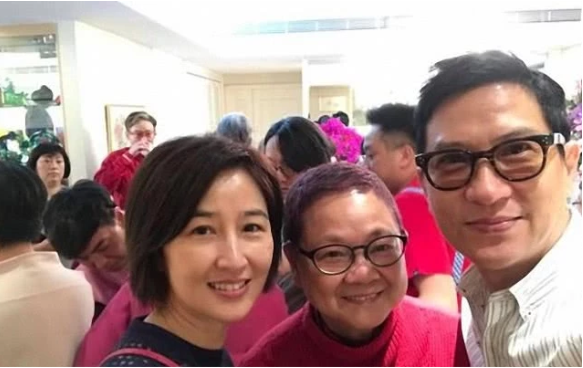 因《苗翠花》一举成名,结婚16年很旺夫,55岁美回35岁 捕鱼游戏能赚真钱的