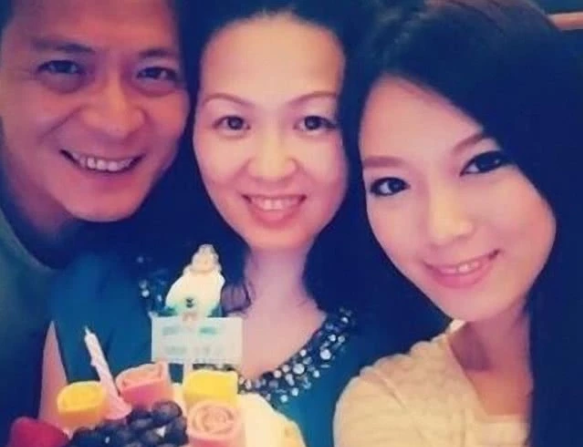 他们是姐弟恋,娶大1岁老婆恩爱31年夫妻相十足,女儿颜值高 百乐宫娱乐注册