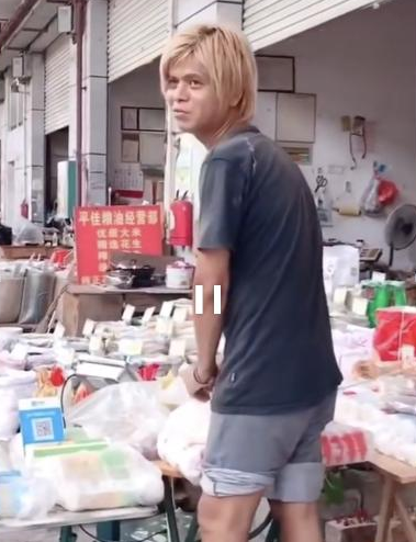 摆摊小哥撞脸罗志祥,遭路人疯狂围观,网友:让人傻傻分不清 188bet金宝搏app