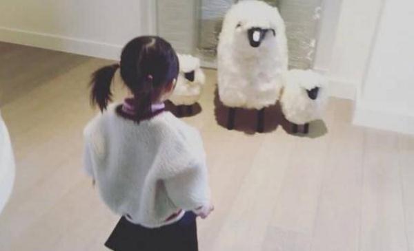 昆凌与女儿穿亲子装,正面照超萌,女儿何爸爸长得好像 博狗平台
