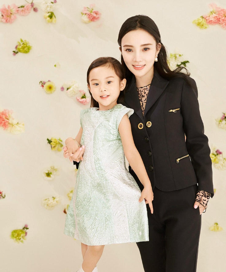 贾乃亮女儿甜馨长大,晒自拍嘟嘴卖萌,五官精致太美不敢认 优德w88中文中
