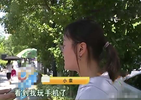 女大学生做家教时总是看手机,被家长发现后:我也很委屈!