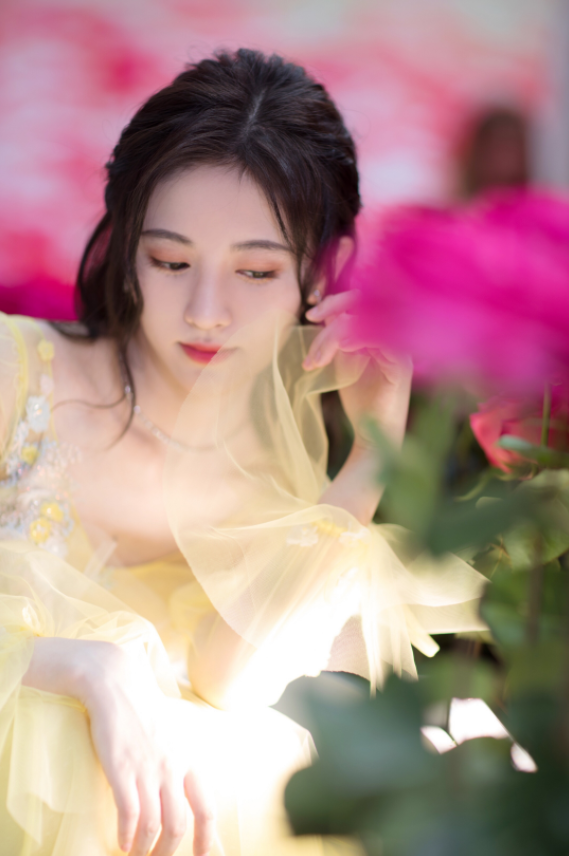 鞠婧祎不愧是“四千年美女”,穿薄纱裙如下凡,美翻 博e百娱乐网站