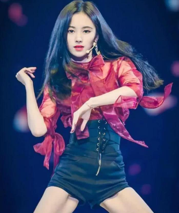 鞠婧祎舞台上大秀舞姿,当看到她抬臀的那一刻,无法形容 凯时娱乐app