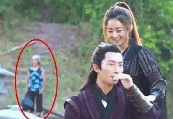 电视剧中穿帮镜头:杨幂洗澡偷喝酒,尸体玩手机,第4个穿越了? 云顶平台