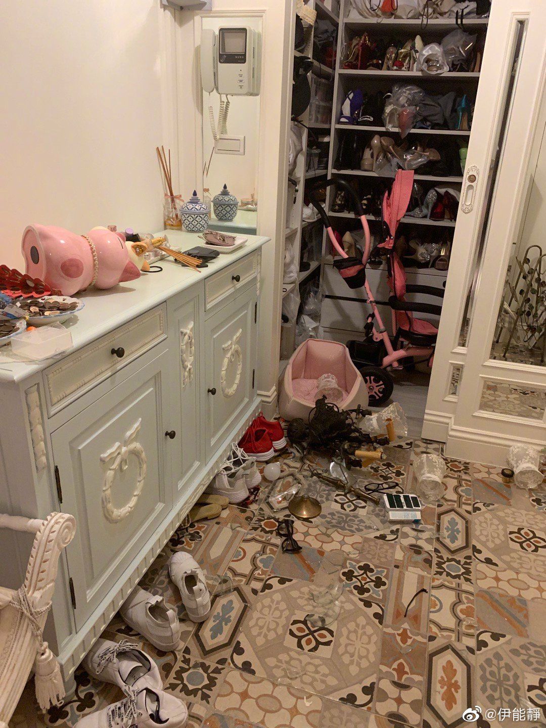 4级地震,伊能静抱小米粒拼命往出跑,家里被砸的