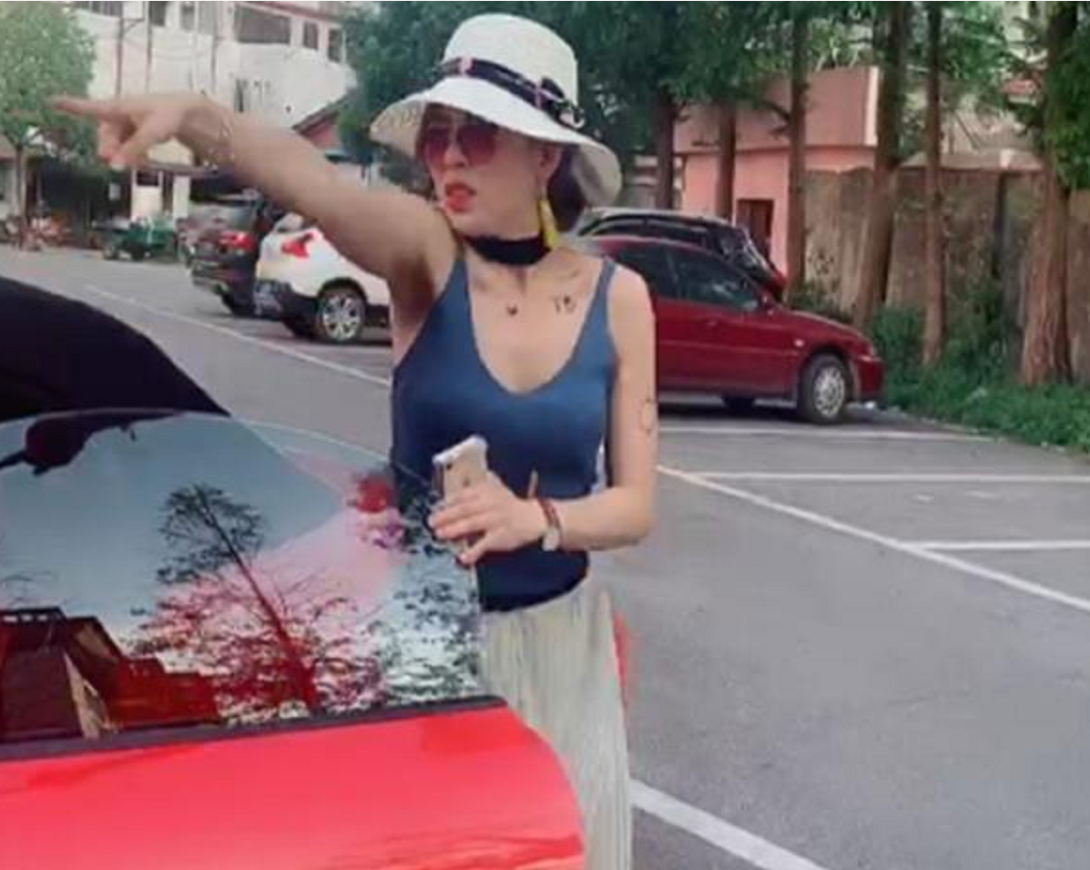 掀起模仿“保时捷女车主”热潮,穿着座驾完全一致,连动作都神似 金百利娱乐在线
