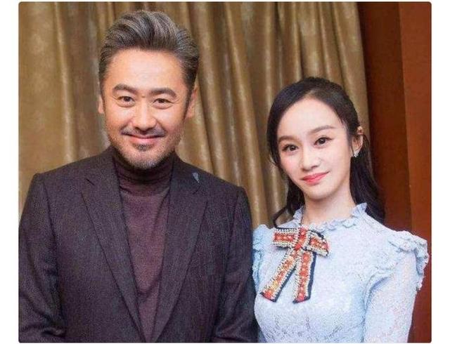 吴秀波深夜出入娱乐会所,打扮低调怕被认出,生活潇洒依旧逍遥 吴秀波深夜出入娱乐会所,打扮低调怕被认出,生活潇洒依旧逍遥