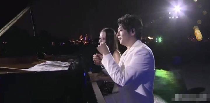 郎朗晒与妻子恩爱合影,被网友怼无绅士风度:为何让妻子打伞?