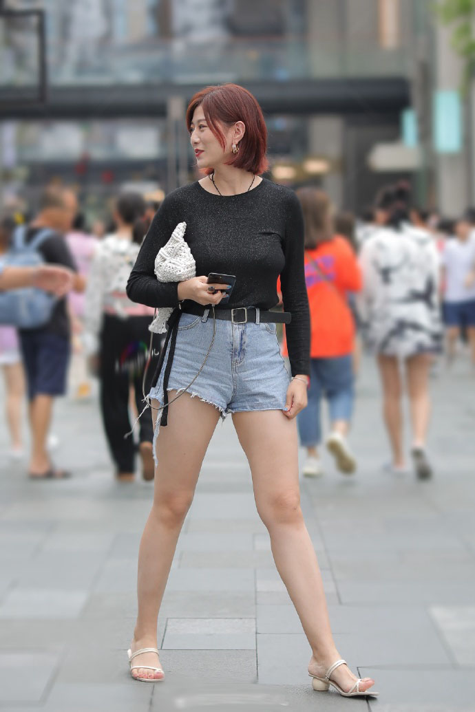 街拍:穿上热裤之后,展现出的是无尽的魅力!