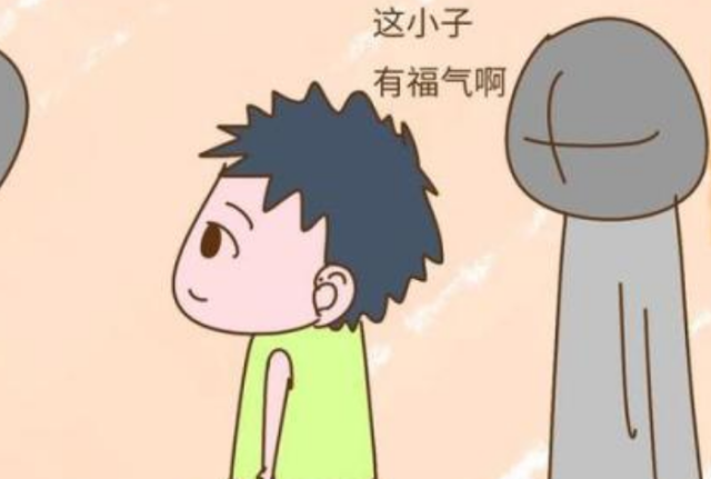 宝宝耳朵长出“聪明孔”妈妈忍不住挤了一下 医