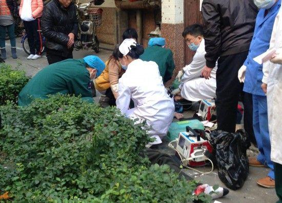 3岁儿子从楼上坠楼,妈妈大喊“不准扶”,医生却夸赞妈妈做得好